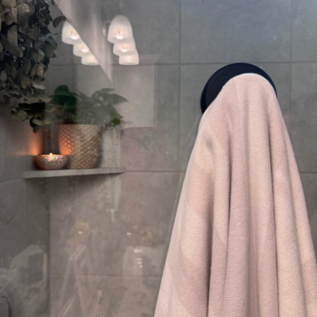 Ultra-lepící háček na přísavku, který lze podle potřeby přemístit